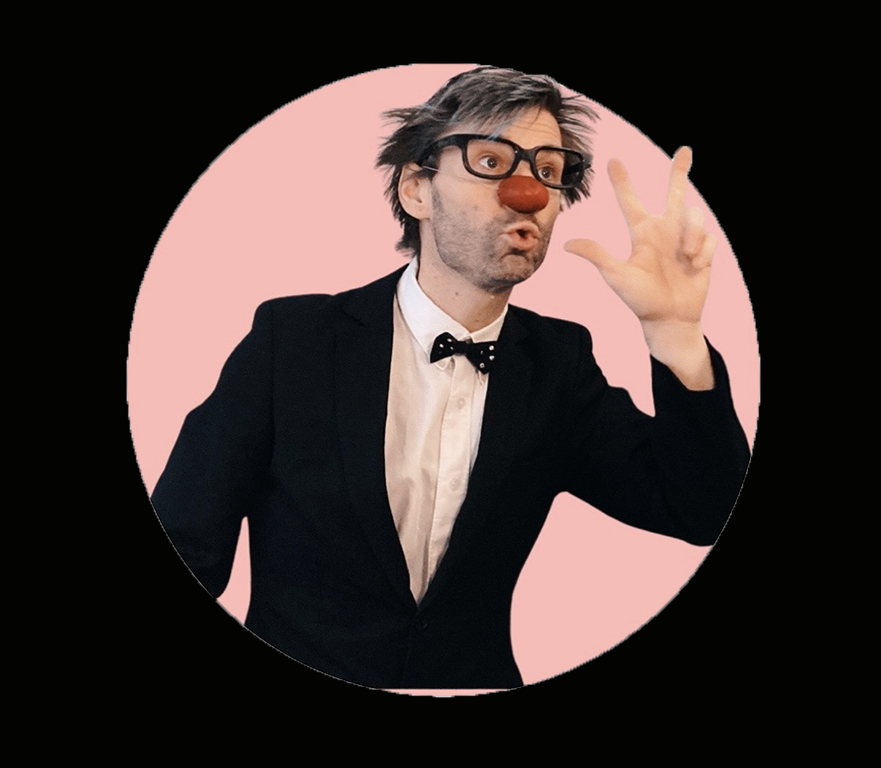 Hector Bémol est un chef d'orchestre. Son rêve, avoir un orchestre. Aujourd’hui il se retrouve devant des enfants. Son but est d’utiliser le public comme orchestre.